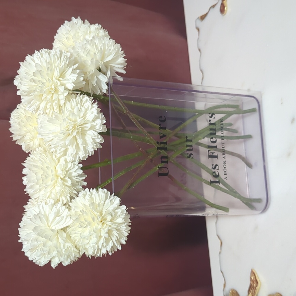 Libro decorativo con flores